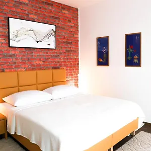 «go West» Guest Hostel
